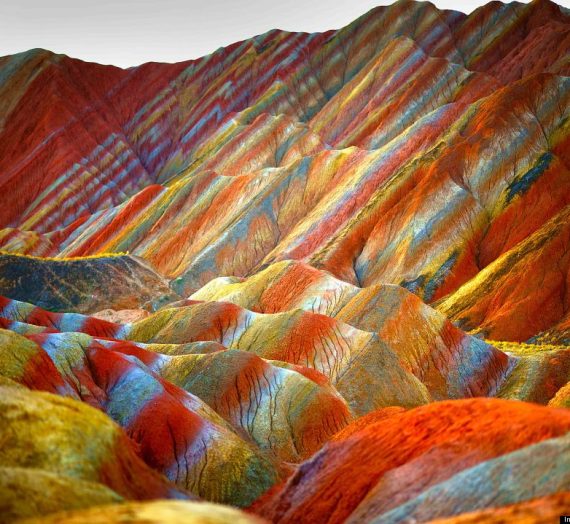 Βουνά στα χρώματα του Ουράνιου τόξου  στο Γεωλογικό Πάρκο Danxia Landform στην Κίνα