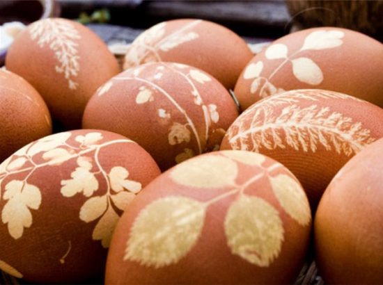 Παράδοση: Αυγά βαμμένα και διακοσμημένα με χρήση φύλλων και των φυτών
