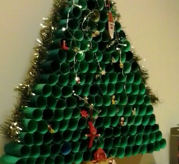 Φτιάξτε μόνοι σας ένα πρωτότυπο Χριστουγεννιάτικο Δέντρο από χαρτί ρολού τουαλέτας