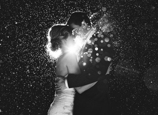 Ρομαντικές στιγμές σε δραματικό μαύρο και λευκό φωτογραφίες γάμου