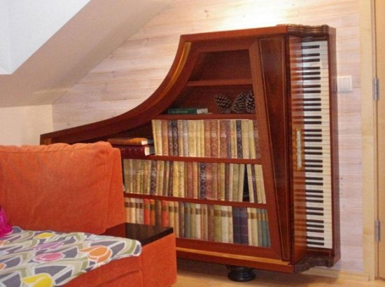 Παλιό πιάνο ή βιβλιοθήκη;