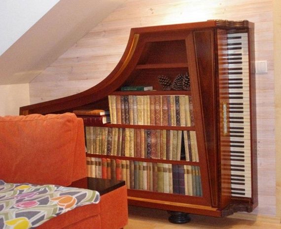 Παλιό πιάνο ή βιβλιοθήκη;