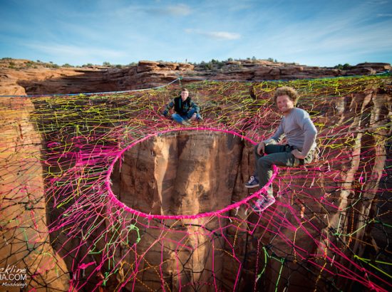Καταπληκτικό – Μια γιγαντιαία Αιώρα Ανάμεσα στους Βράχους 400 μέτρα πάνω από την έρημο της Γιούτα