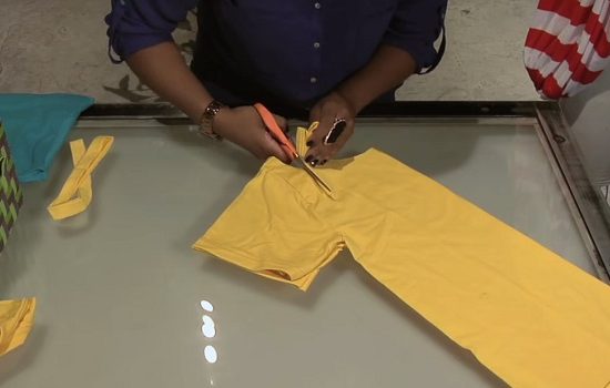 DIY: Πώς μπορείτε να μετατρέψετε ένα παλιό μπλουζάκι σε μια υπέροχη καλοκαιρινή τσάντα