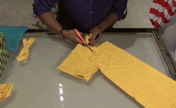 DIY: Πώς μπορείτε να μετατρέψετε ένα παλιό μπλουζάκι σε μια υπέροχη καλοκαιρινή τσάντα