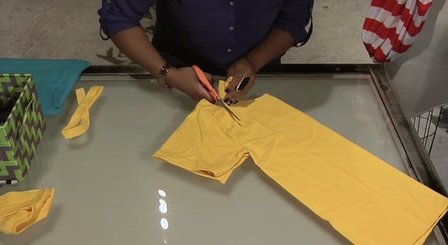 DIY: Πώς μπορείτε να μετατρέψετε ένα παλιό μπλουζάκι σε μια υπέροχη καλοκαιρινή τσάντα