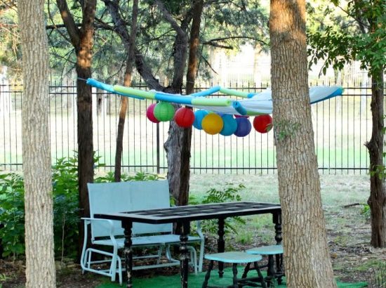 Πολύχρωμο σκέπαστρο για τραπέζι κήπου