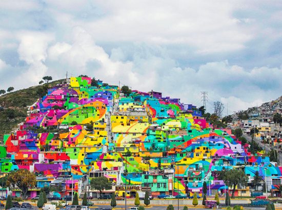 Μεξικάνικη γειτονιά μετατρέπετε σε μια τεράστια τοιχογραφία ουράνιου τόξου