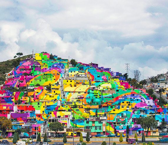Μεξικάνικη γειτονιά μετατρέπετε σε μια τεράστια τοιχογραφία ουράνιου τόξου