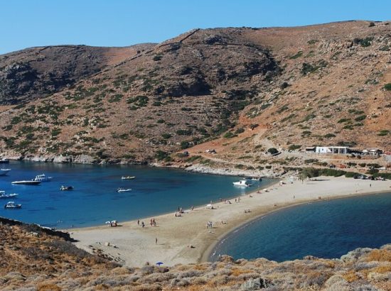 Η Διάσημη Παραλία Κολώνα στην Κύθνο: Δύο Θάλασσες, Μία Μαγεία