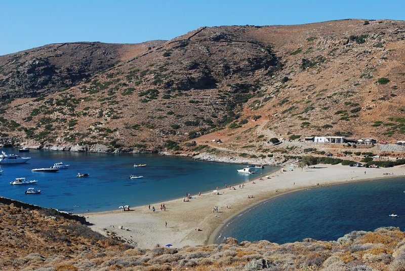 Η Διάσημη Παραλία Κολώνα στην Κύθνο: Δύο Θάλασσες, Μία Μαγεία