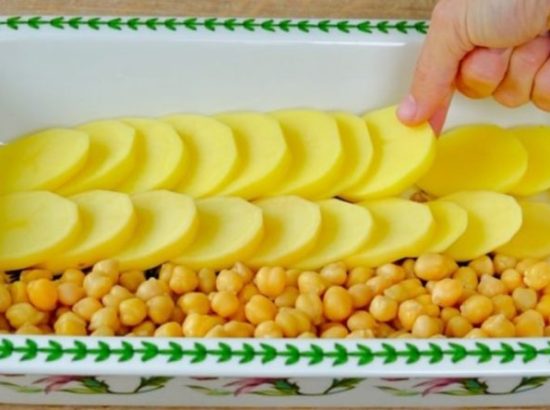 Πατάτες με ρεβίθια στο φούρνο: απλό, οικονομικό και απίθανα νόστιμο